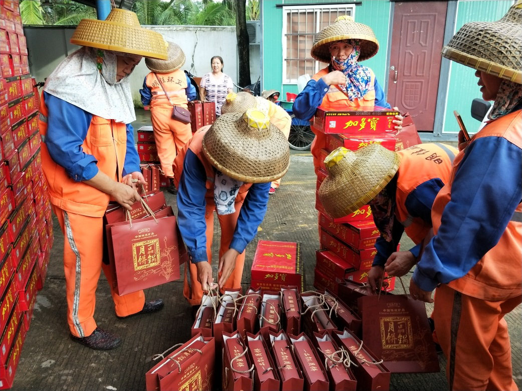 ? ?“中秋佳節(jié)、情暖職工” ? ? ? ? ?-----明佳集團(tuán)黨支部及工會(huì)組織開展中秋慰問活動(dòng)